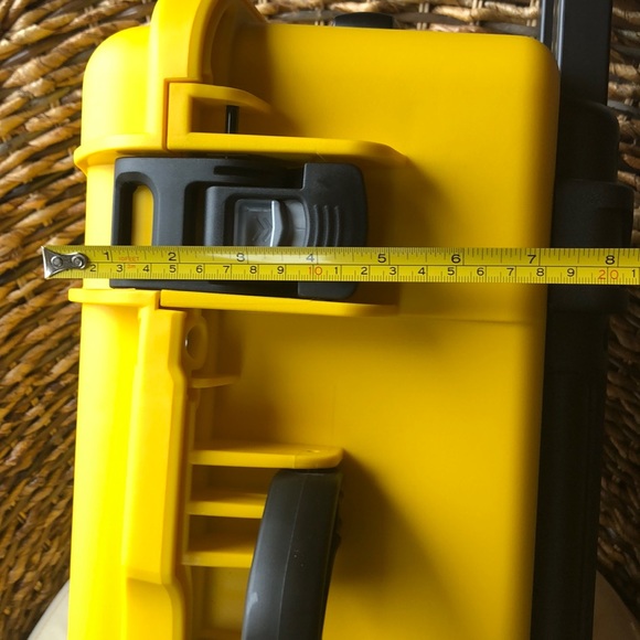 Nanuk water proof / water tight 395/ Life time warranty - Picture 9 of 9